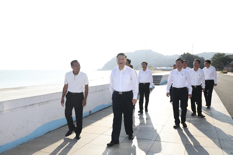 10月15日至16日，，，，，，，，中共中央总书记、国家主席、中央军委主席习近平在福建考察。。。。。。这是15日下昼，，，，，，，，习近平在漳州市东山县陈城镇澳角村考察时，，，，，，，，步行观察澳角湾海域情形和村容村貌。。。。。。
