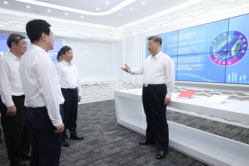 10月15日至16日，，，，，，，，中共中央总书记、国家主席、中央军委主席习近平在福建考察。。。。。。这是16日上午，，，，，，，，习近平在中国（福建）自由商业试验区厦门片区旅行自由商业试验区建设效果展。。。。。。