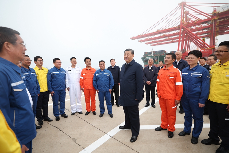 5月22日至24日，，，，，，中共中央总书记、国家主席、中央军委主席习近平在山东考察。。。。。。。这是22日下昼，，，，，，习近平在日照港亲热慰问口岸科技事情者、运营职员、航运职员。。。。。。。