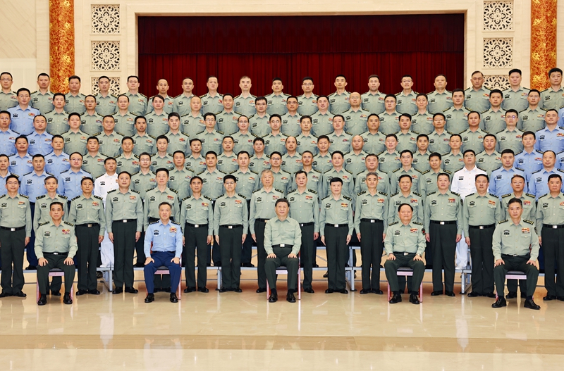 5月22日至24日，，，，，，中共中央总书记、国家主席、中央军委主席习近平在山东考察。。。。。。。这是23日上午，，，，，，习近平在济南亲热接见驻济南步队上校以上向导干部，，，，，，代表党中央和中央军委向驻济南步队全体官兵致以真挚问候。。。。。。。