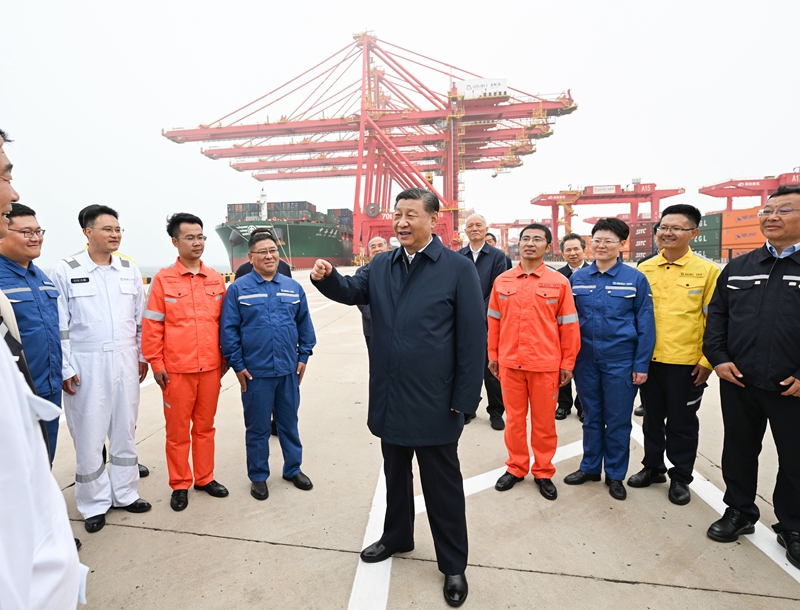 ??5月22日至24日，，，，，，中共中央总书记、国家主席、中央军委主席习近平在山东考察。。。。。。。这是22日下昼，，，，，，习近平在日照港亲热慰问口岸科技事情者、运营职员、航运职员。。。。。。。 