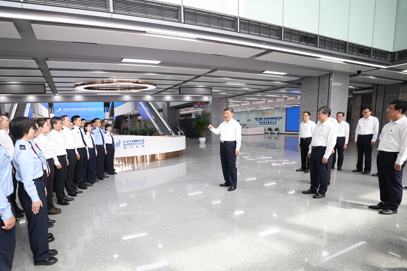 10月15日至16日，，，，，，，，中共中央总书记、国家主席、中央军委主席习近平在福建考察。。。。。。这是16日上午，，，，，，，，习近平在中国（福建）自由商业试验区厦门片区考察时，，，，，，，，同综合效劳大厅现场事情职员亲热交流。。。。。。