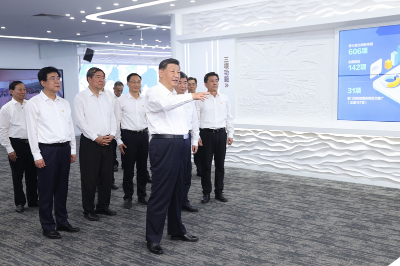 10月15日至16日，，，，，，，，中共中央总书记、国家主席、中央军委主席习近平在福建考察。。。。。。这是16日上午，，，，，，，，习近平在中国（福建）自由商业试验区厦门片区旅行自由商业试验区建设效果展。。。。。。