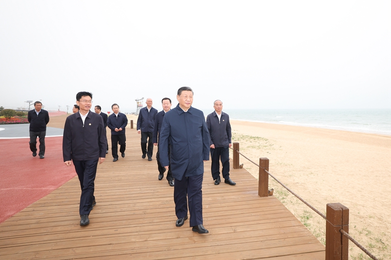 5月22日至24日，，，，，，中共中央总书记、国家主席、中央军委主席习近平在山东考察。。。。。。。这是22日下昼，，，，，，习近平在日照市阳光海岸绿道考察。。。。。。。