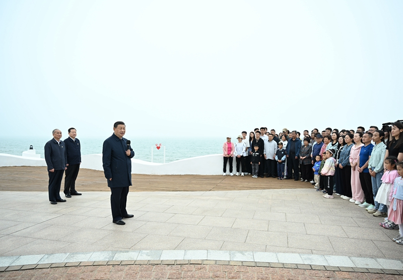 5月22日至24日，，，，，，中共中央总书记、国家主席、中央军委主席习近平在山东考察。。。。。。。这是22日下昼，，，，，，习近平在日照市阳光海岸绿道同市民和游客亲热交流。。。。。。。